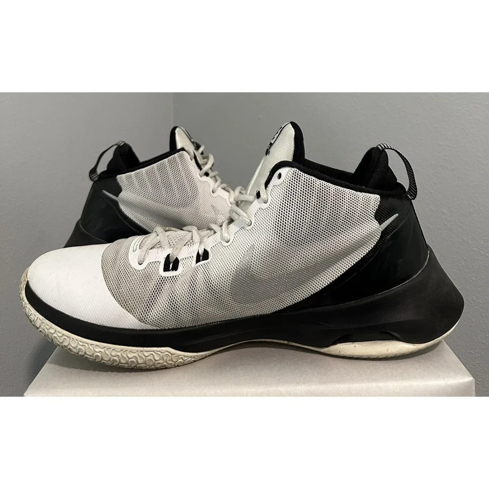 Nike Mens Air Versitile 852431-100 White Black Running Shoes Lace Up Size 11.5